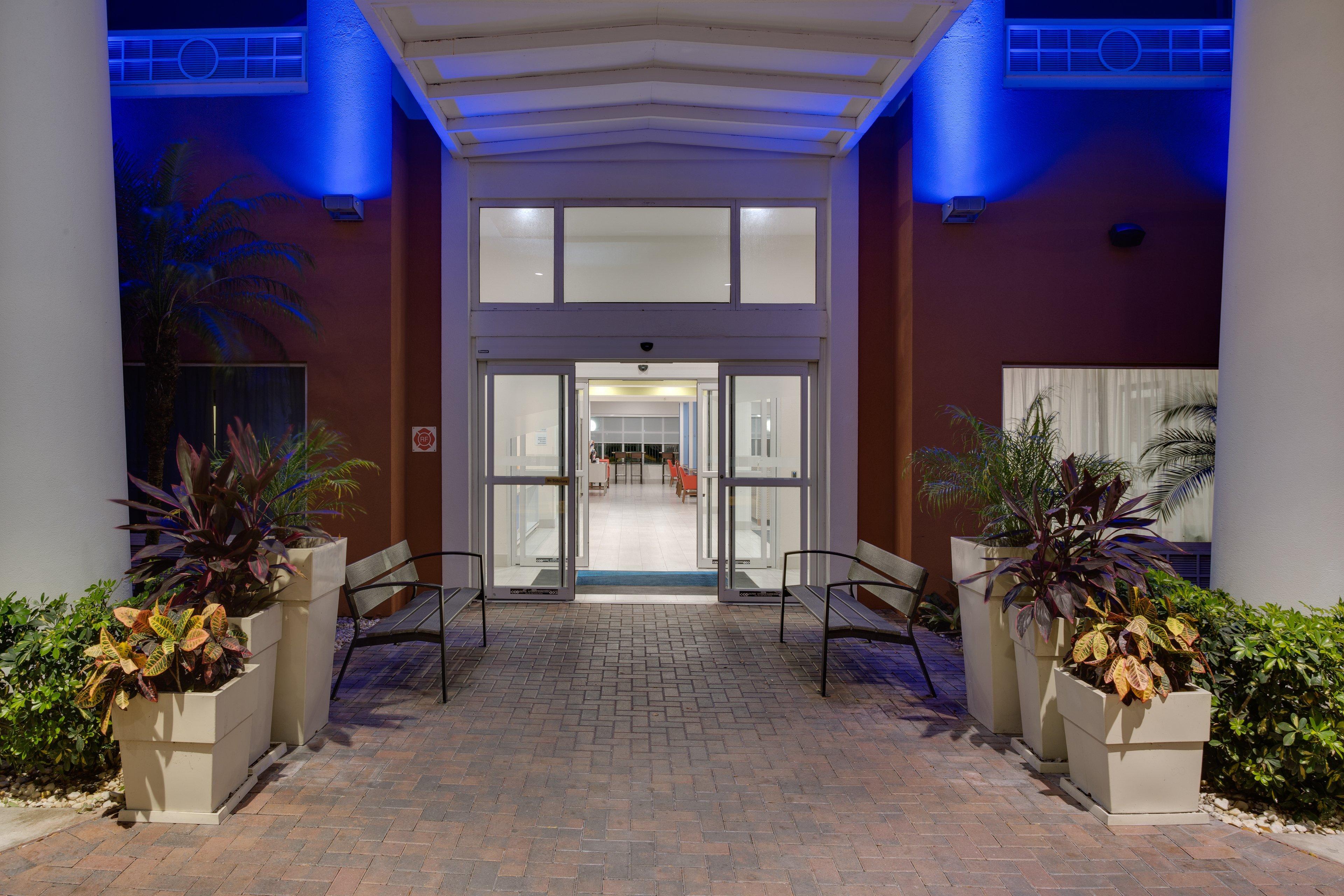 Holiday Inn Express Hotel & Suites Tampa-Fairgrounds-Casino By Ihg Exterior photo