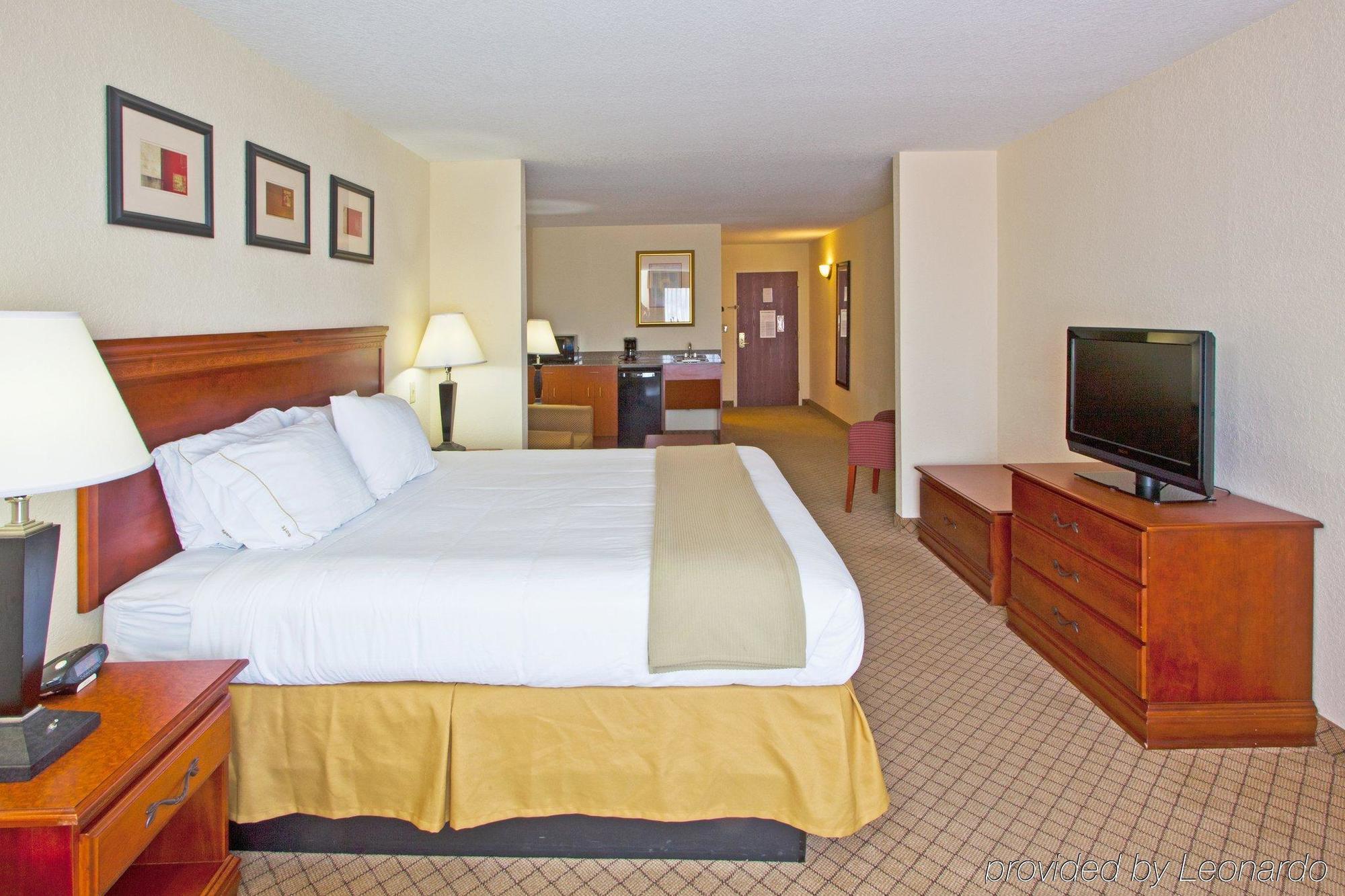 Holiday Inn Express Hotel & Suites Tampa-Fairgrounds-Casino By Ihg Room photo